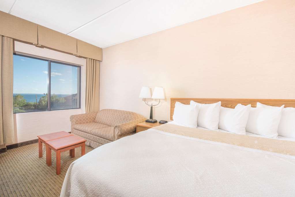 Days Inn by Wyndham Duluth Lakewalk - photo 3