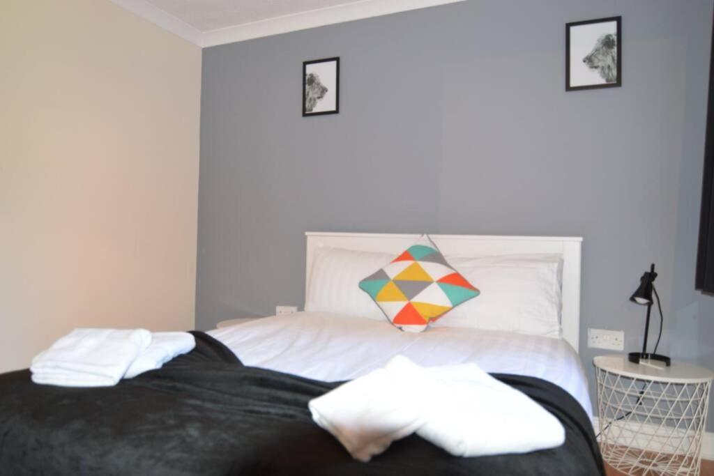 Central 2 Bed 2 Bath Flat with Parking by CozyNest