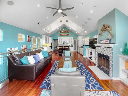 Massive Mission Beach Home Fire Pit & Deck — 4-Star Luxury Hotel in San Diego, United States
