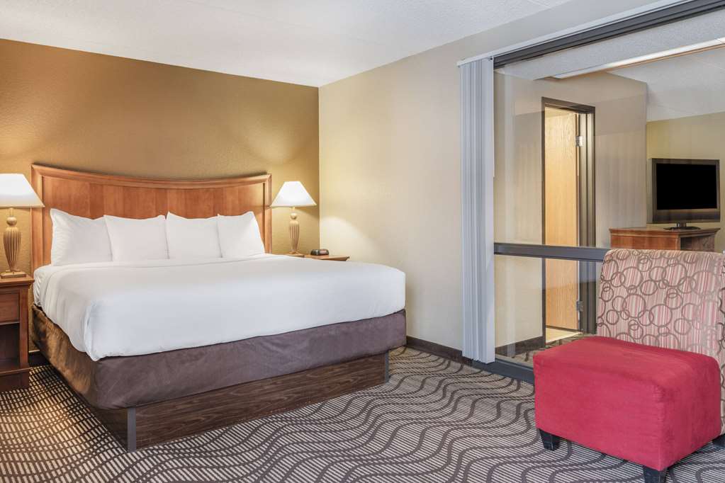 La Quinta Inn & Suites by Wyndham Minneapolis Minnetonka - photo 11
