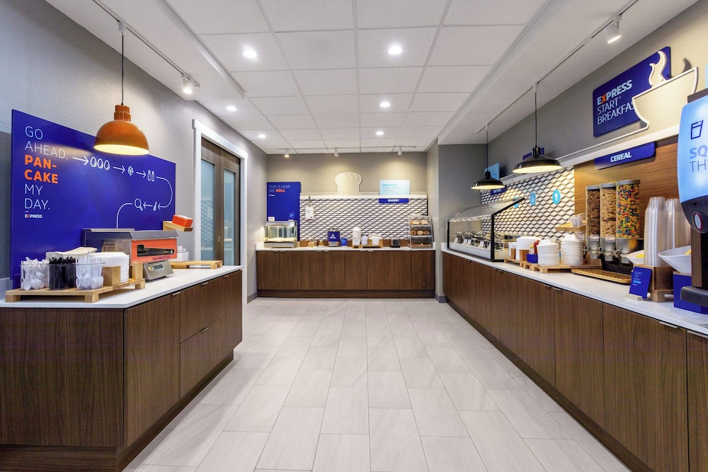 Holiday Inn Express & Suites Macclenny by IHG - photo 36
