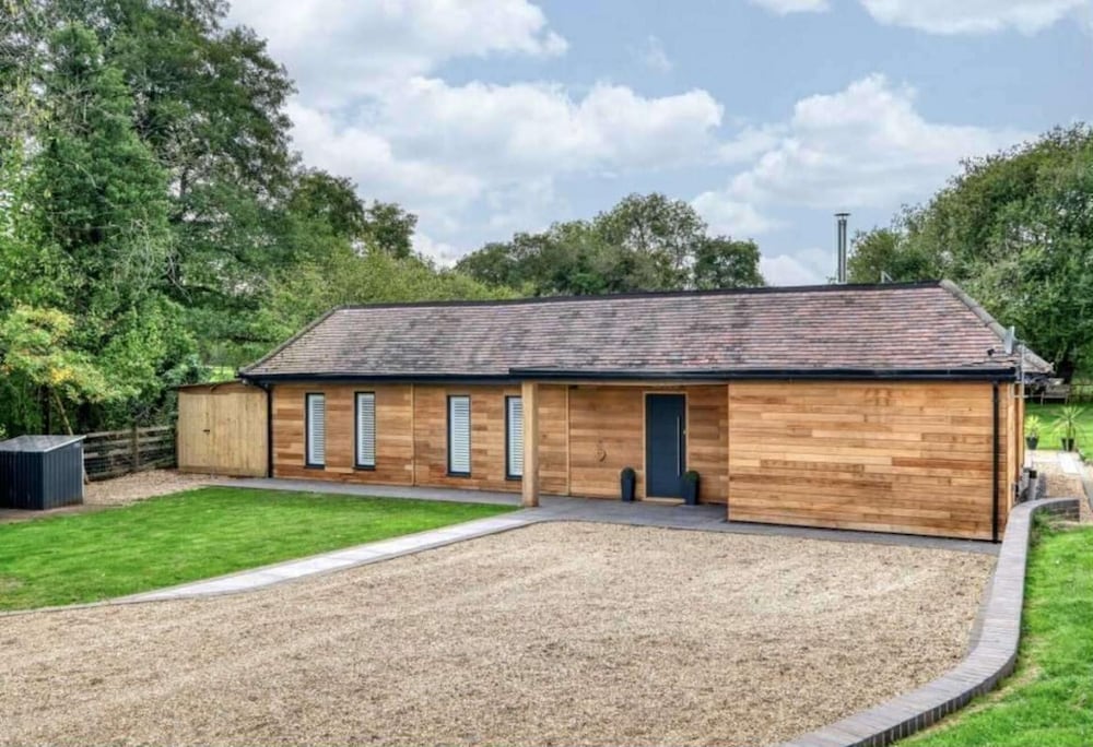 Cedar Barn Getaway 3 Bed Sleeps 6 Parking in Bromsgrove, United Kingdom