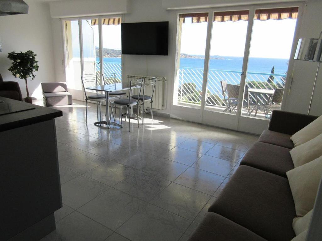 Vue Mer 3 Mn a Pied de la Plage Lumineux Et Moderne — 4-Star Luxury Hotel in Bandol, France