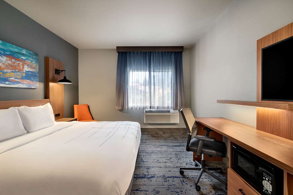 La Quinta Inn & Suites by Wyndham Springfield - photo 12
