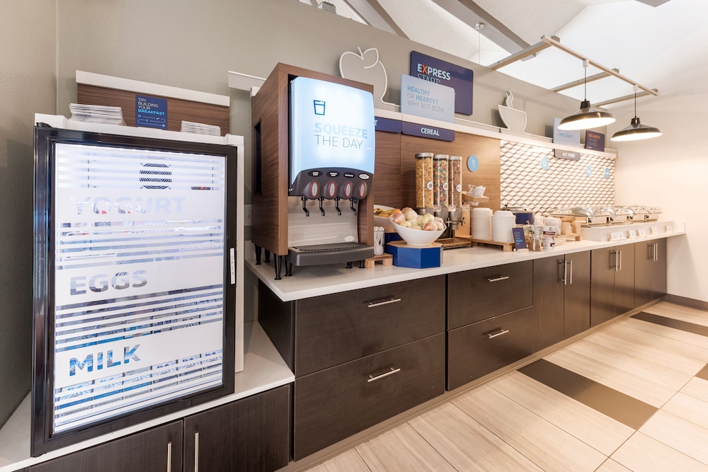 Holiday Inn Express Columbus Downtown by IHG - photo 37