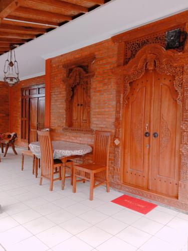 Rumah Ukhi Guest House — 4-Star Luxury Hotel in Yogyakarta, Indonesia