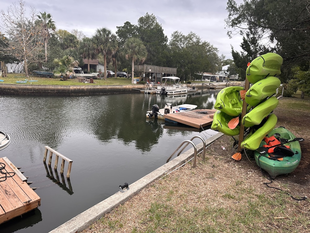 Neptune's Grotto Waterfront Retreat — hotel in Spring Hill