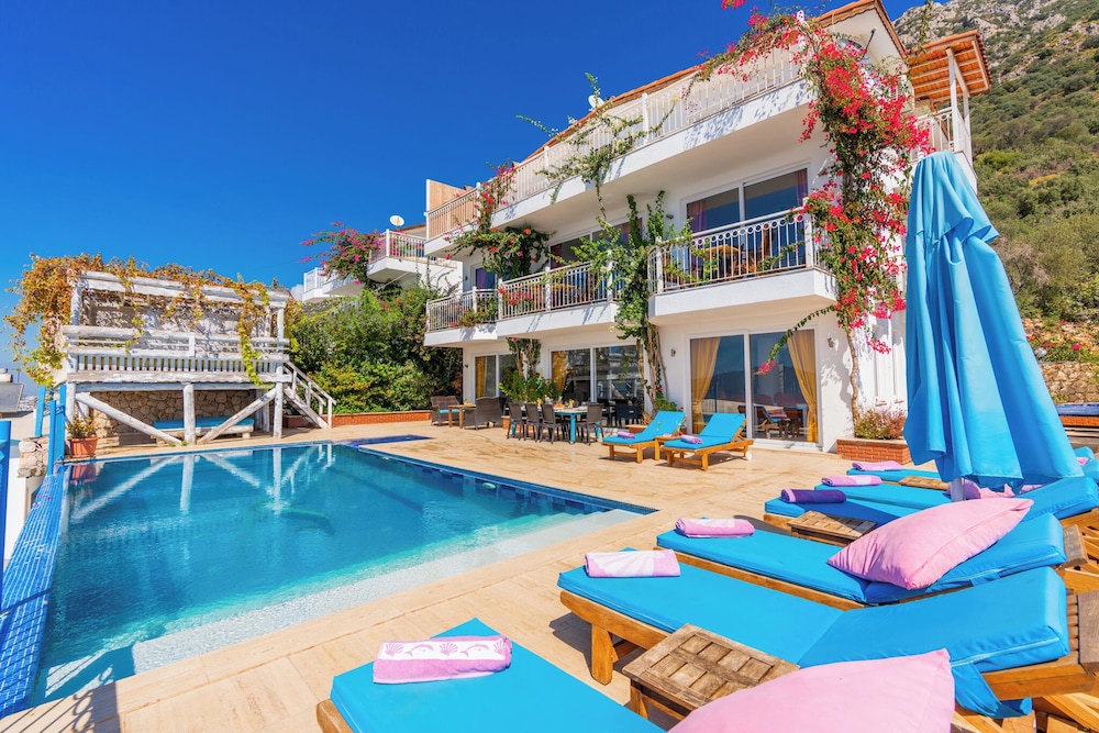 Villa Fuchsia 4 bedroom Retreat With Private Pool and Breathtaking View — 4-Star Luxury Hotel in Kas, Turkey