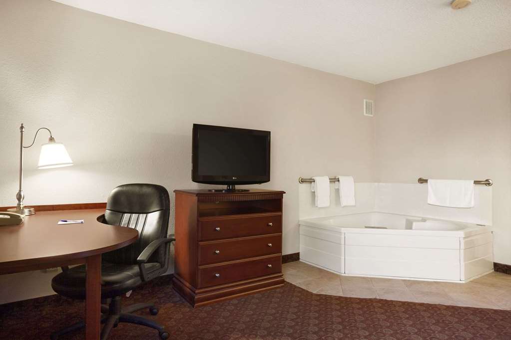 Baymont by Wyndham Sioux Falls - photo 13