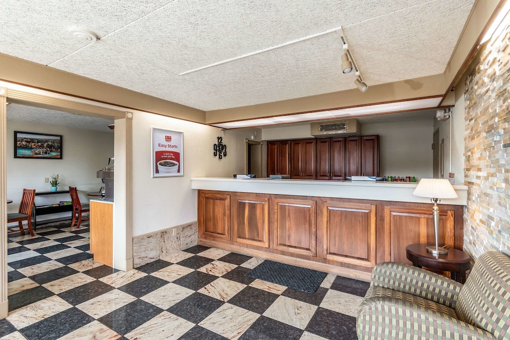 Econo Lodge - photo 2