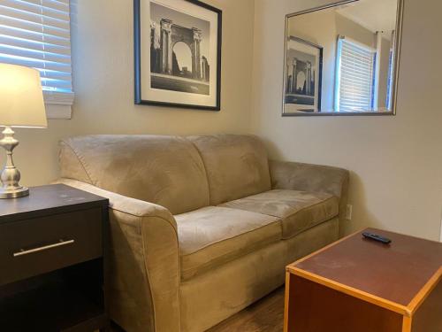 Crew Housing Sleeps 8 with 6 Beds plus 4 Bedrooms — 4-Star Luxury Hotel in Dayton, United States