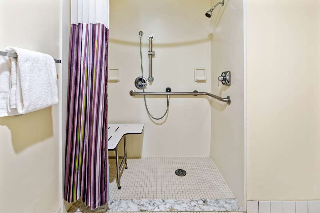 La Quinta Inn & Suites by Wyndham Sawgrass - photo 11