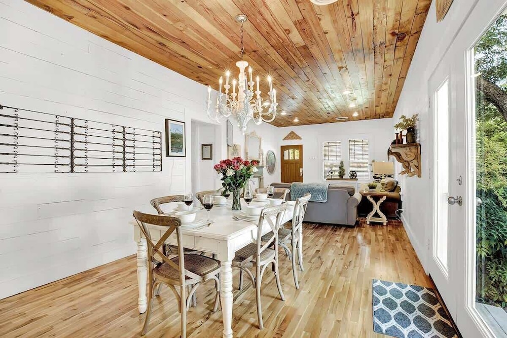 Luxury Combo Walk to Main with 2 Hot Tubs in Fredericksburg, United States