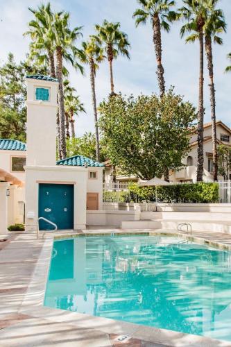 Glamorous Regal Design Home with Private Patio and Garage — 4-Star Luxury Hotel in Laguna Hills, United States
