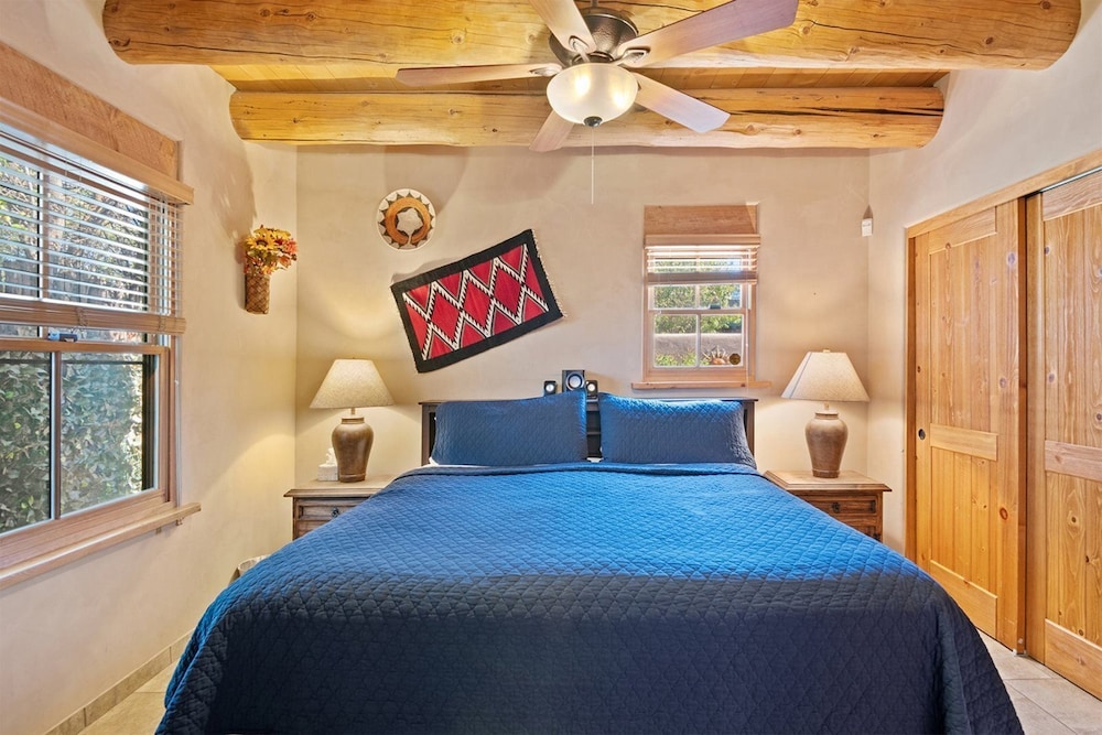 Kiva Stunning & Lovely With Kiva Fireplace Walk to the Plaza and the Railyard - photo 5