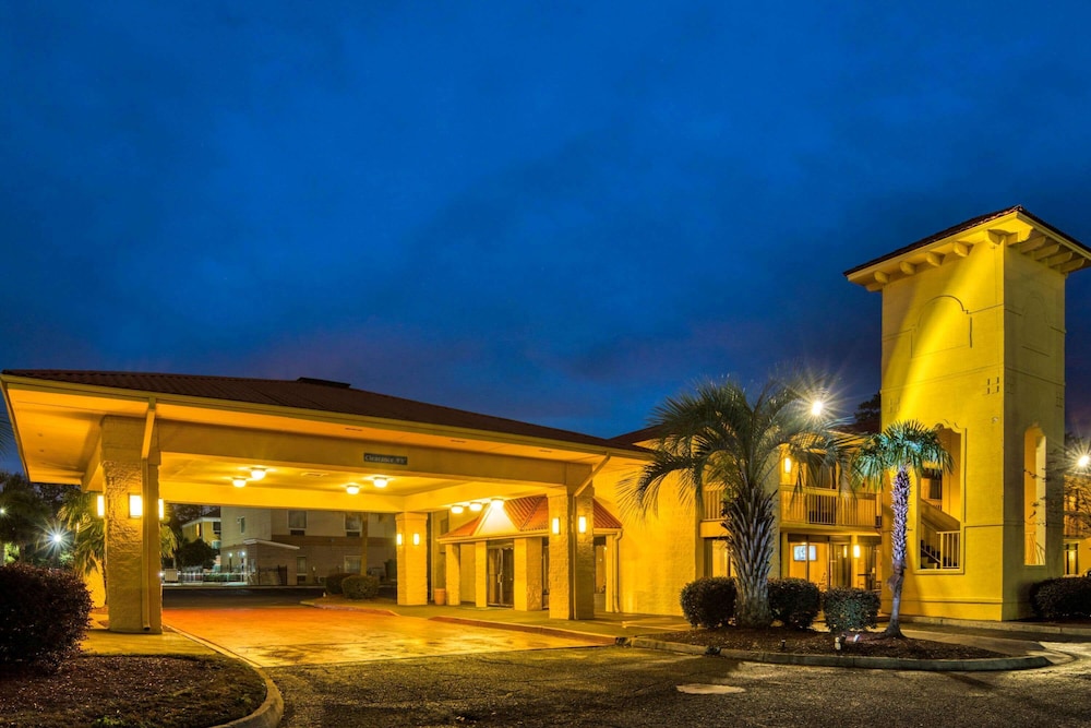 Super 8 by Wyndham Savannah - photo 3