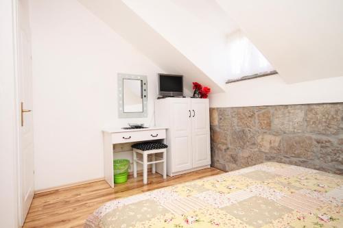 Rooms with WiFi Split 9252 - carbon neutral hotel in Split