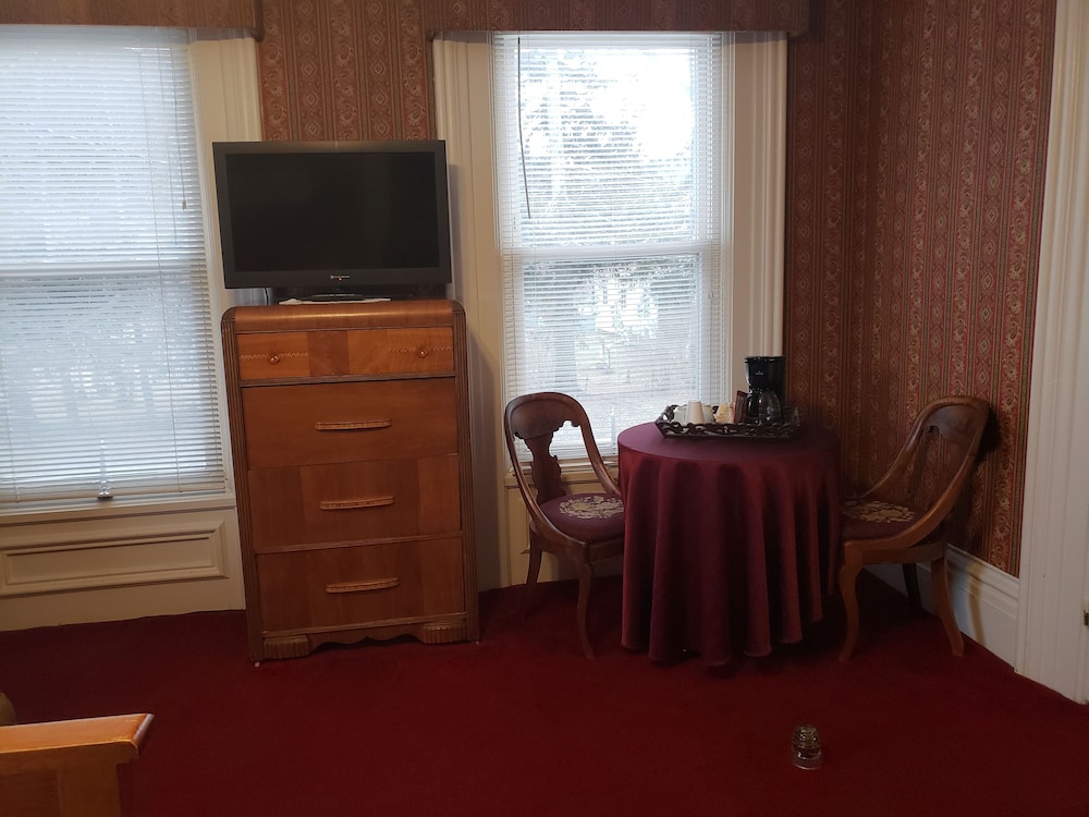 The Colonial Motel - photo 4