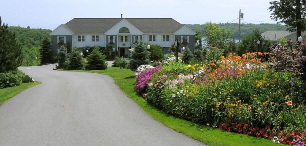 Strawberry Hill Seaside Inn - photo 35