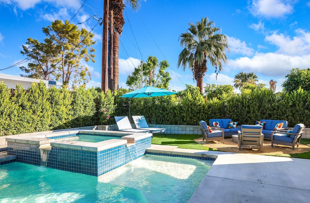 Luring Palms Oasis - carbon neutral hotel in Palm Springs