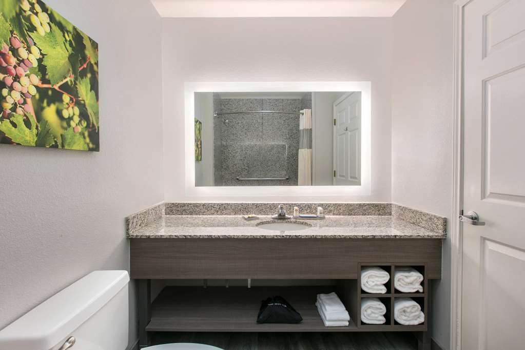 La Quinta Inn & Suites by Wyndham Fredericksburg - photo 21