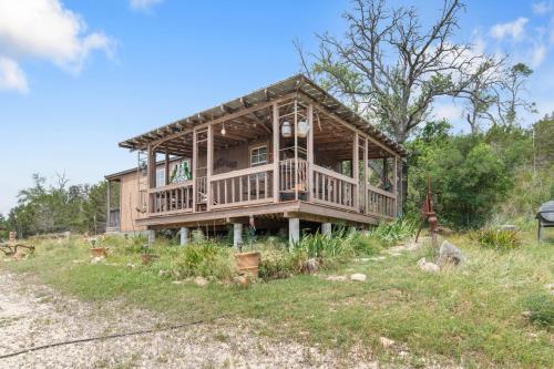 Artesia Hilltop Cabin — 4-Star Luxury Hotel in Kerrville, United States