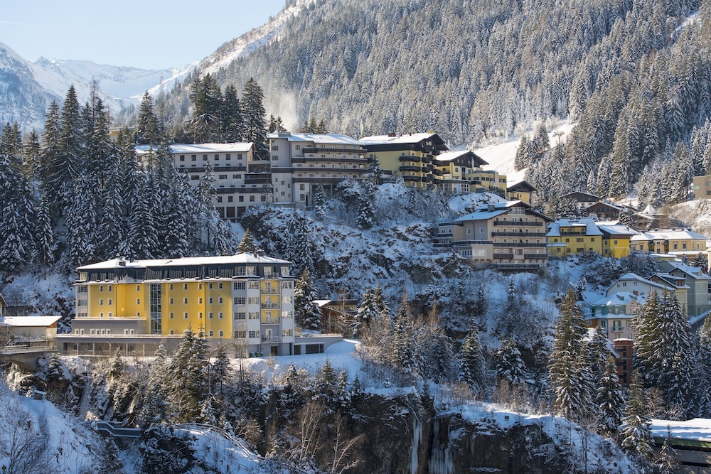 Wine Down at Eagles Nest - carbon neutral hotel in Unknown City