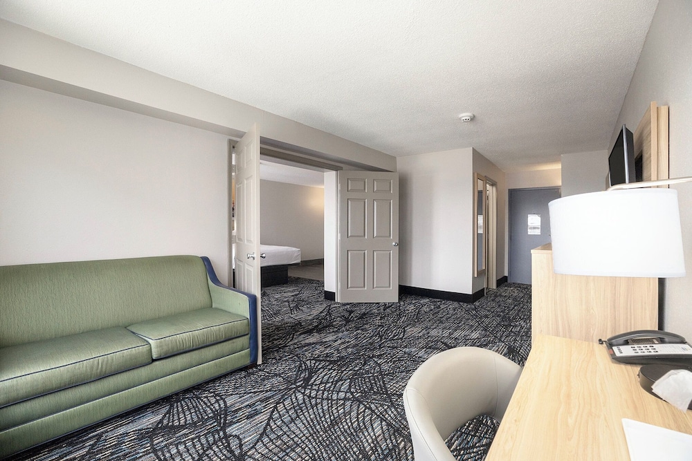 Days Inn & Suites by Wyndham Muskegon - photo 24