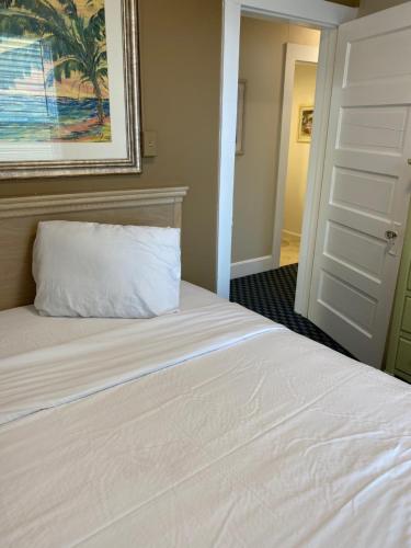 The Admiral Hotel Motel - photo 32