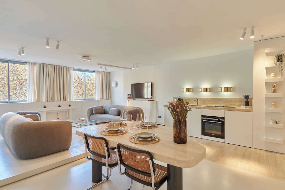 Sublim Apartment Montaigne eiffel Tower — 4-Star Luxury Hotel in Paris, France