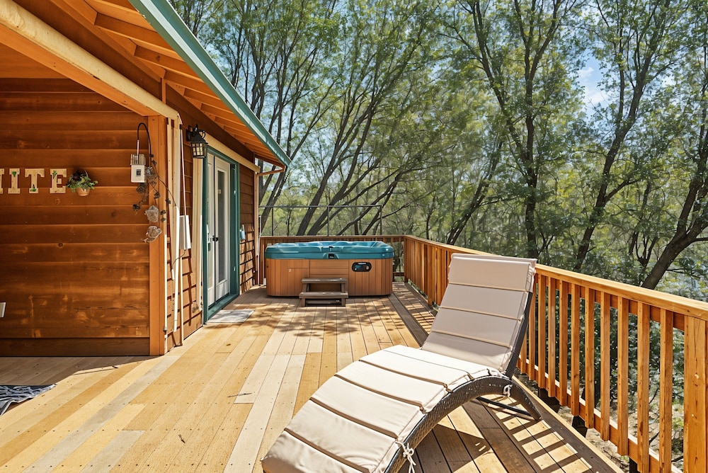 The Nut House Lovely Home with Hot Tub home — 4-Star Luxury Hotel in Groveland, United States