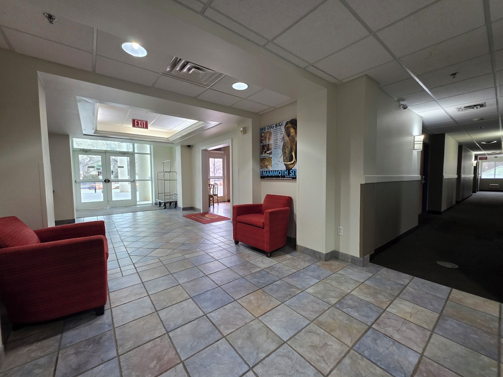 Econo Lodge Hot Springs South - photo 21