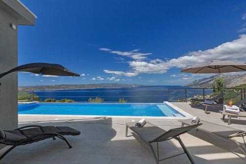 Villa Skyview mit Infinitypool und Panorama Meerblick — 4-Star Luxury Hotel in Brela, Croatia