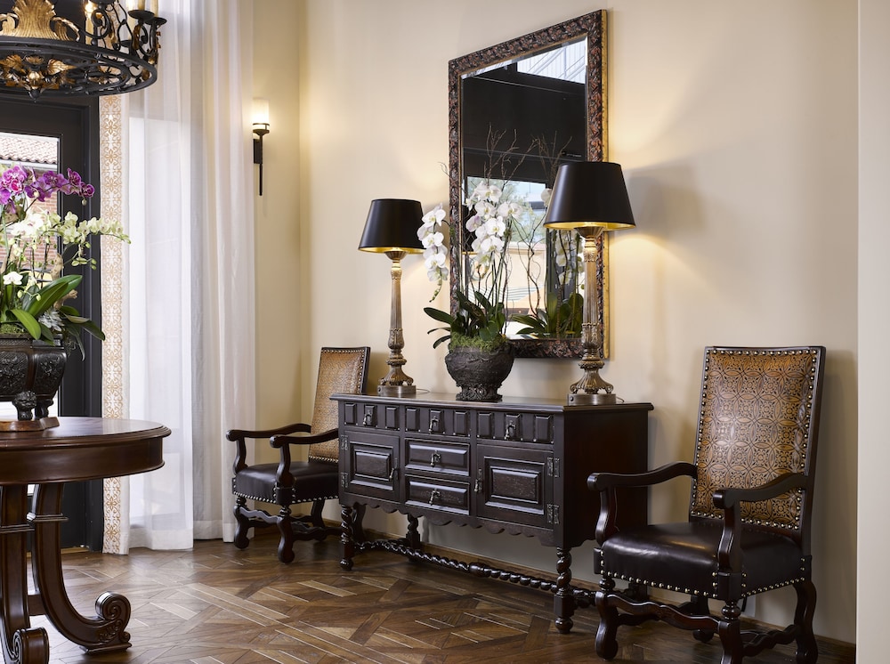 Plaza La Reina - photo 2