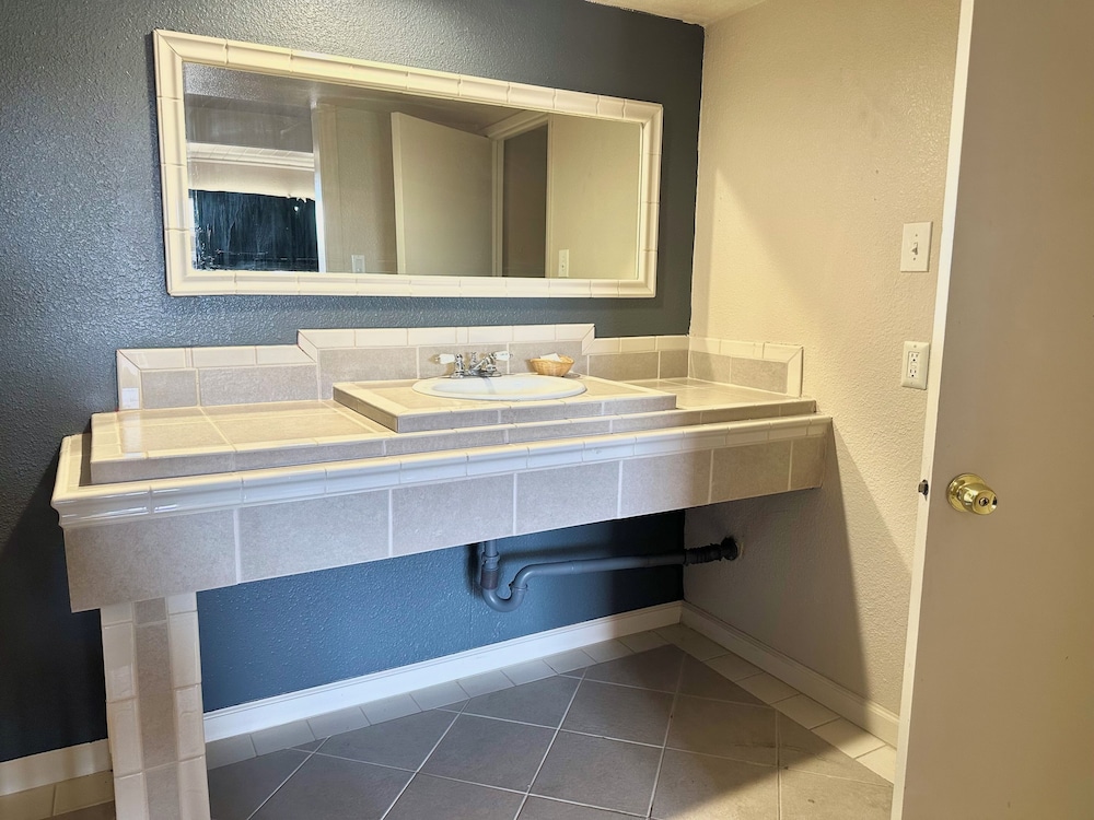 Regency Inn Fresno - photo 8