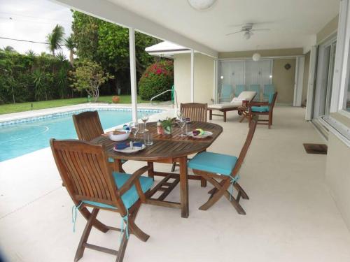 Spacious villa pool water views walk to beach — 4-Star Luxury Hotel in West Palm Beach, United States