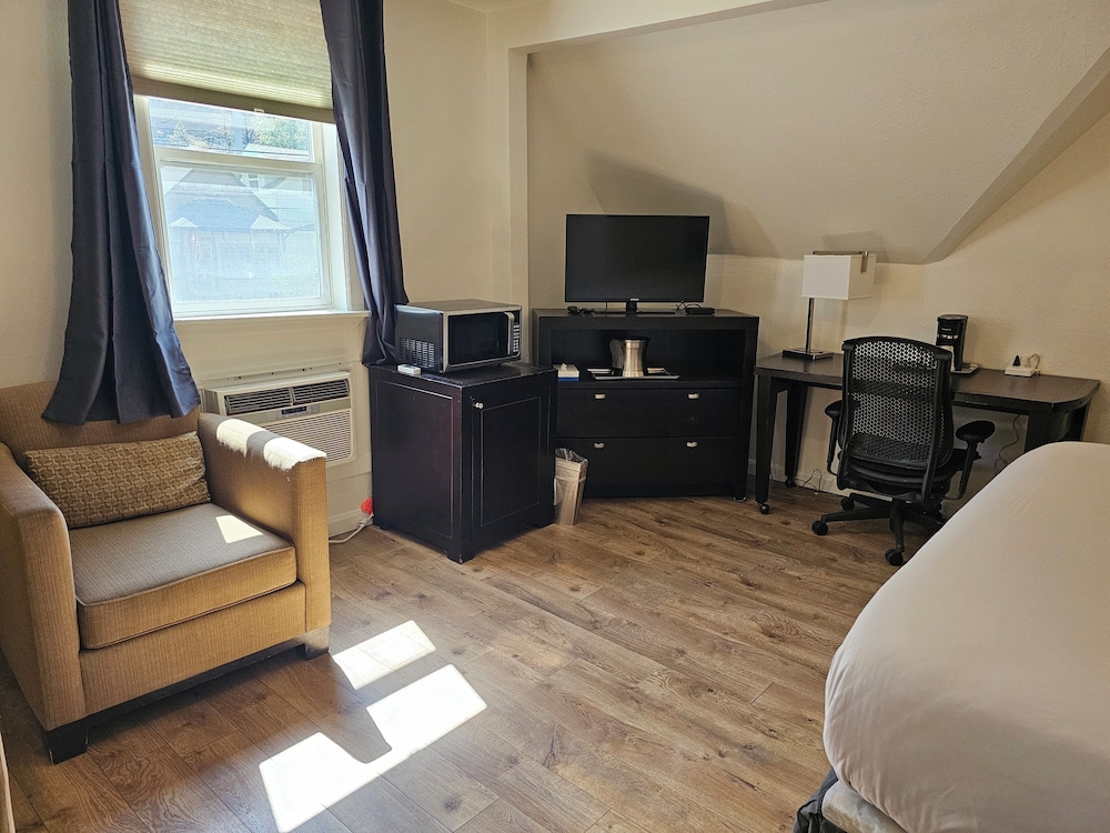H & H Motor Lodge - photo 9