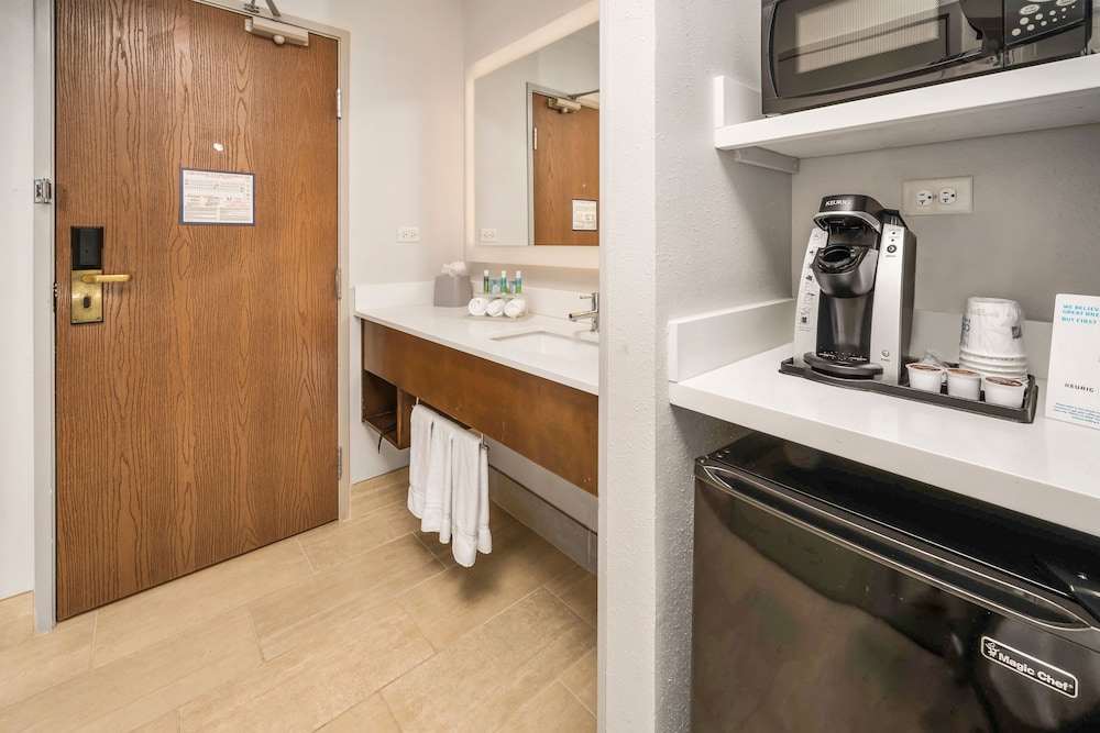 Holiday Inn Express Chicago NW Vernon Hills by IHG - photo 15