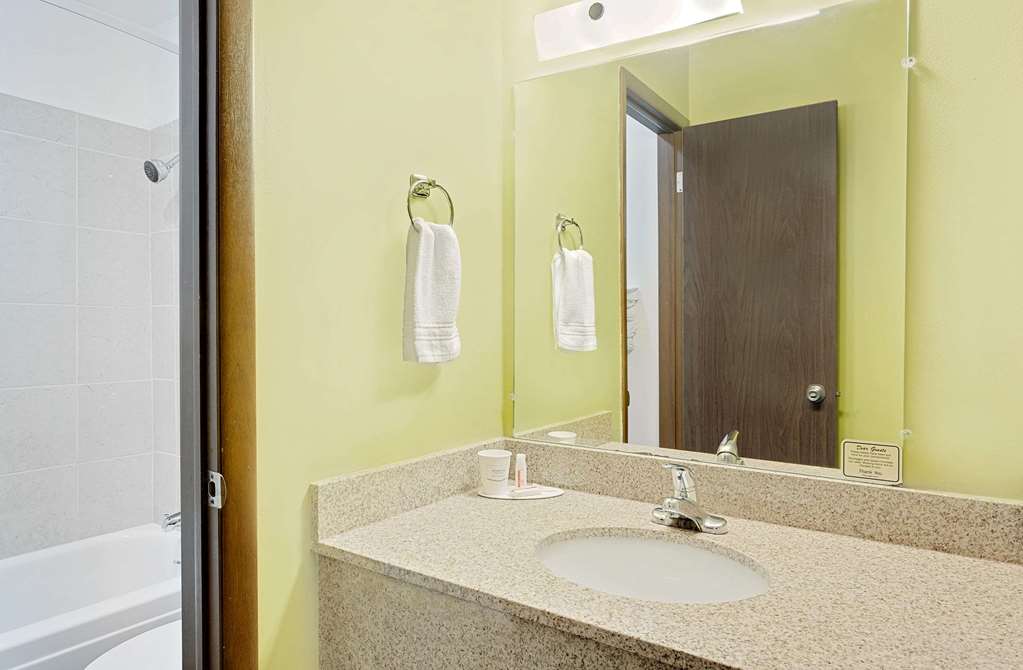 Super 8 by Wyndham Sturgeon Bay - photo 9