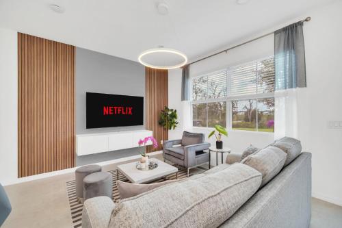 Luxurious and Modern Lakefront Home — 4-Star Luxury Hotel in Davenport, United States