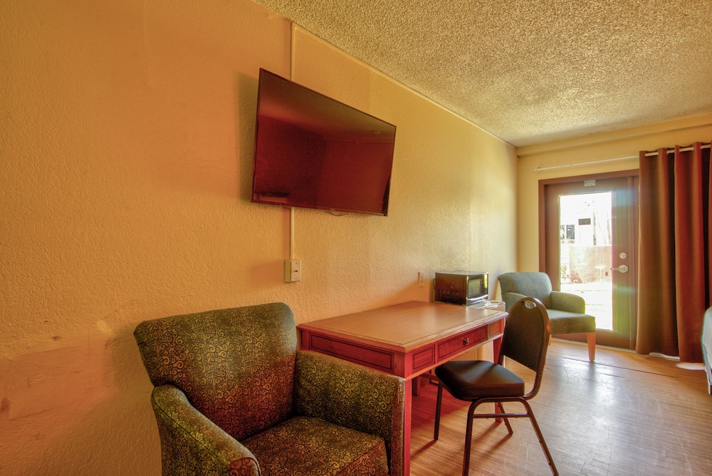Clearwater Hotel - photo 21
