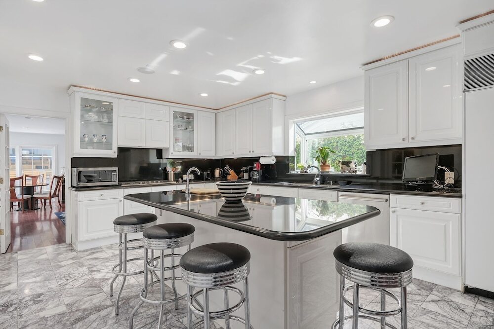 Hollywood Hills Upscale - photo 11