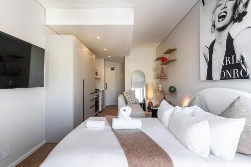 The Rose 701: Top Floor City Aprt with Balcony