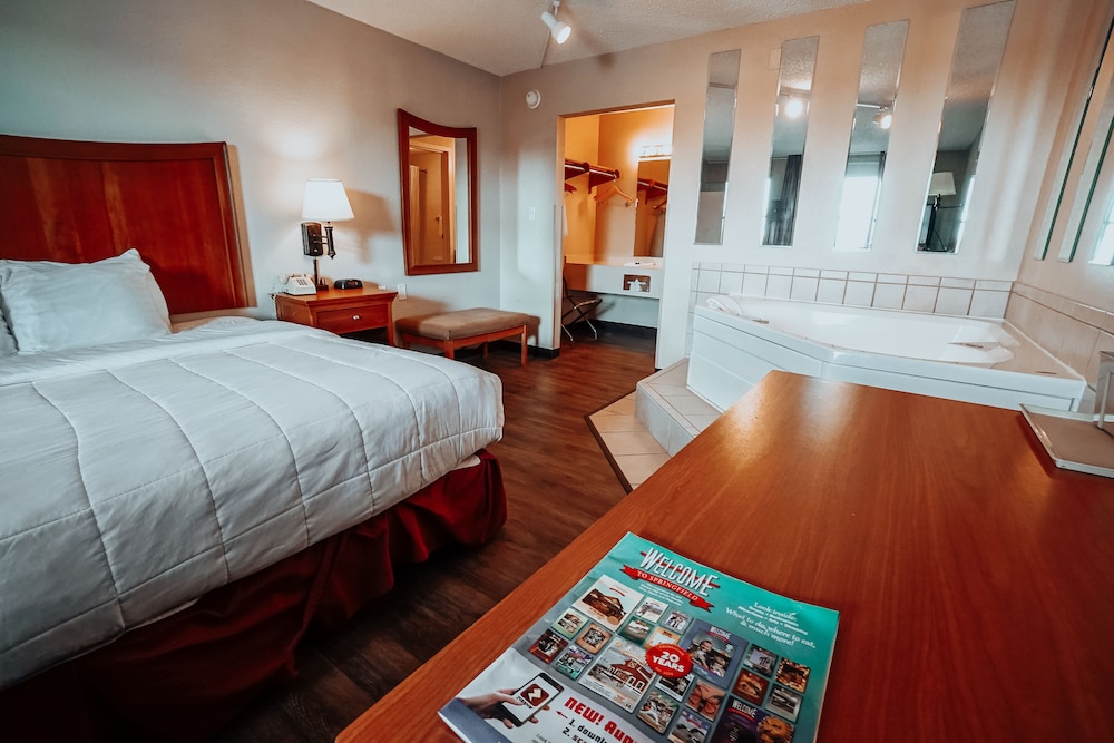 Lamplighter Inn & Suites North - photo 13