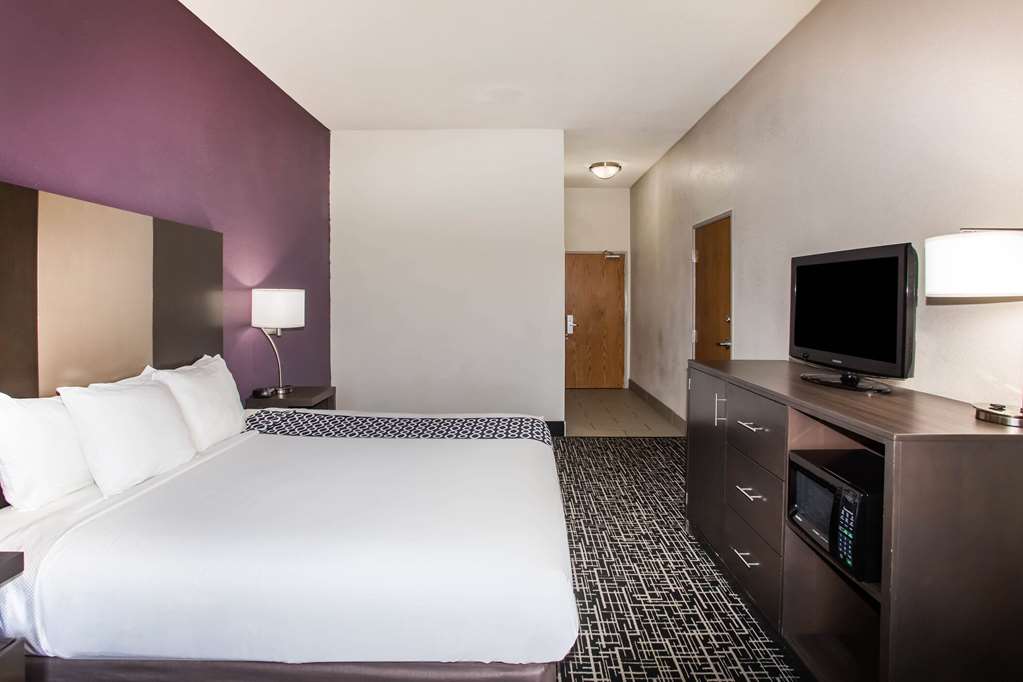 La Quinta Inn & Suites by Wyndham Pontoon Beach - photo 31