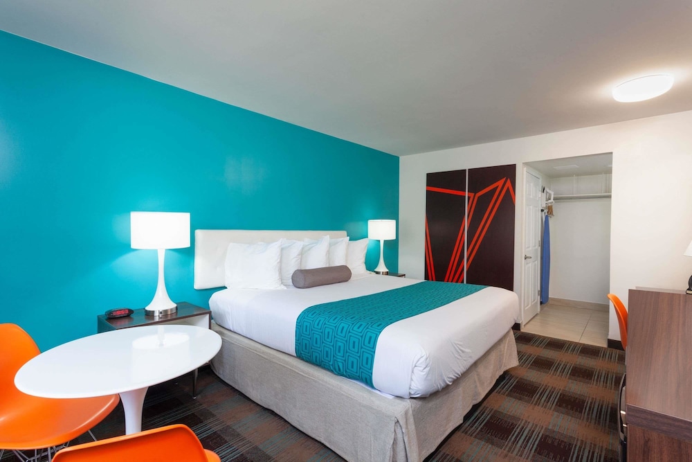 Howard Johnson by Wyndham San Diego Hotel Circle - photo 9