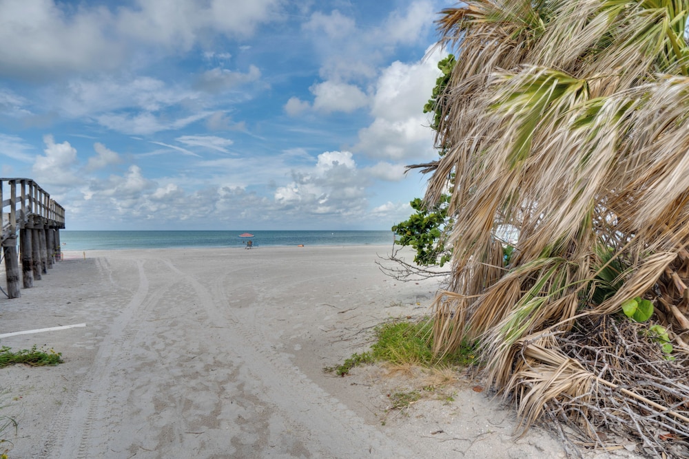 Steps to Gulf: Updated Duplex in Redington Shores — hotel in Redington Shores