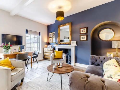 Central Bakewell Duplex Apartment For 4 & Parking — 4-Star Luxury Hotel in Bakewell, United Kingdom