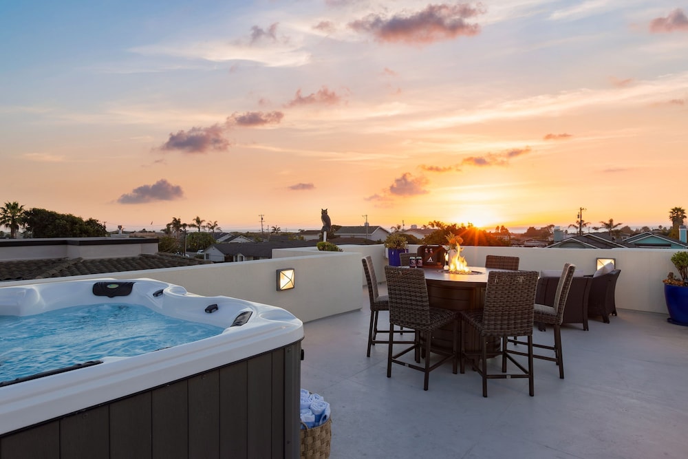 Sunset Serenity by Avantstay Rooftop w Hot Tub Fire Pit 3 Blocks to Beach in Grover Beach, United States