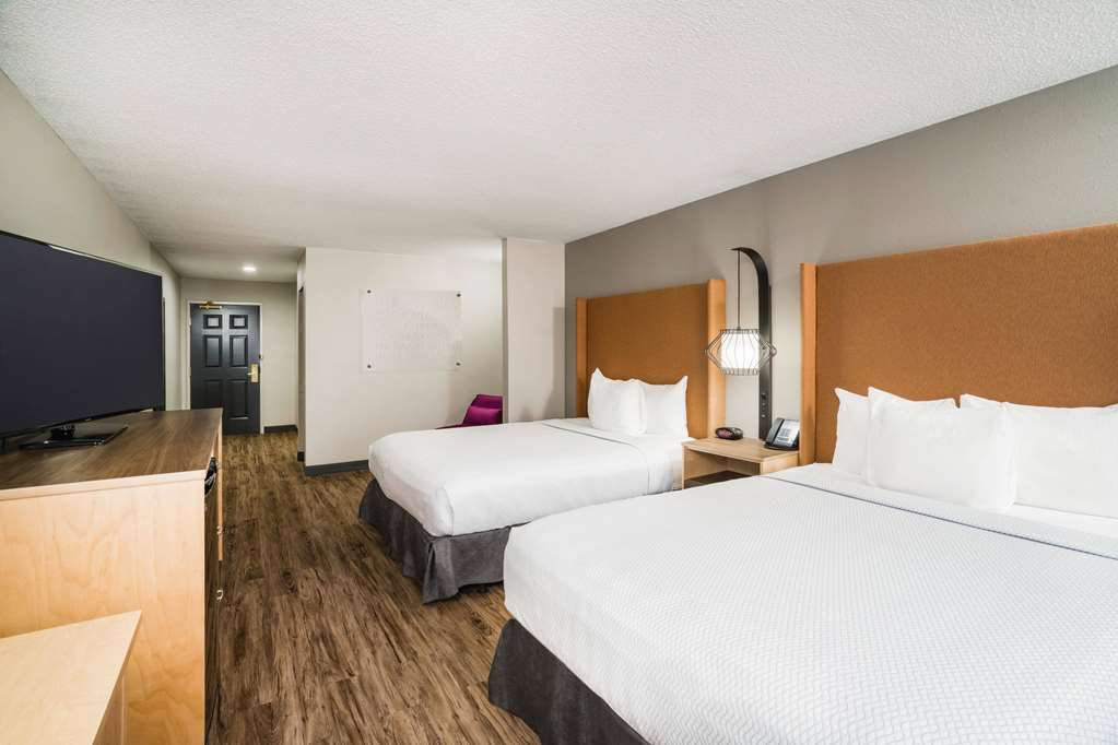La Quinta Inn & Suites by Wyndham Chattanooga North Hixson - photo 20